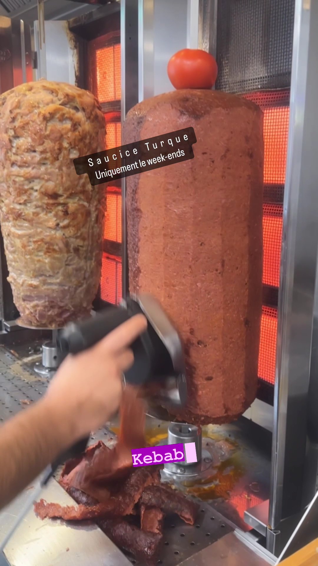 Broches de kebab et de saucisse turque en cuisson