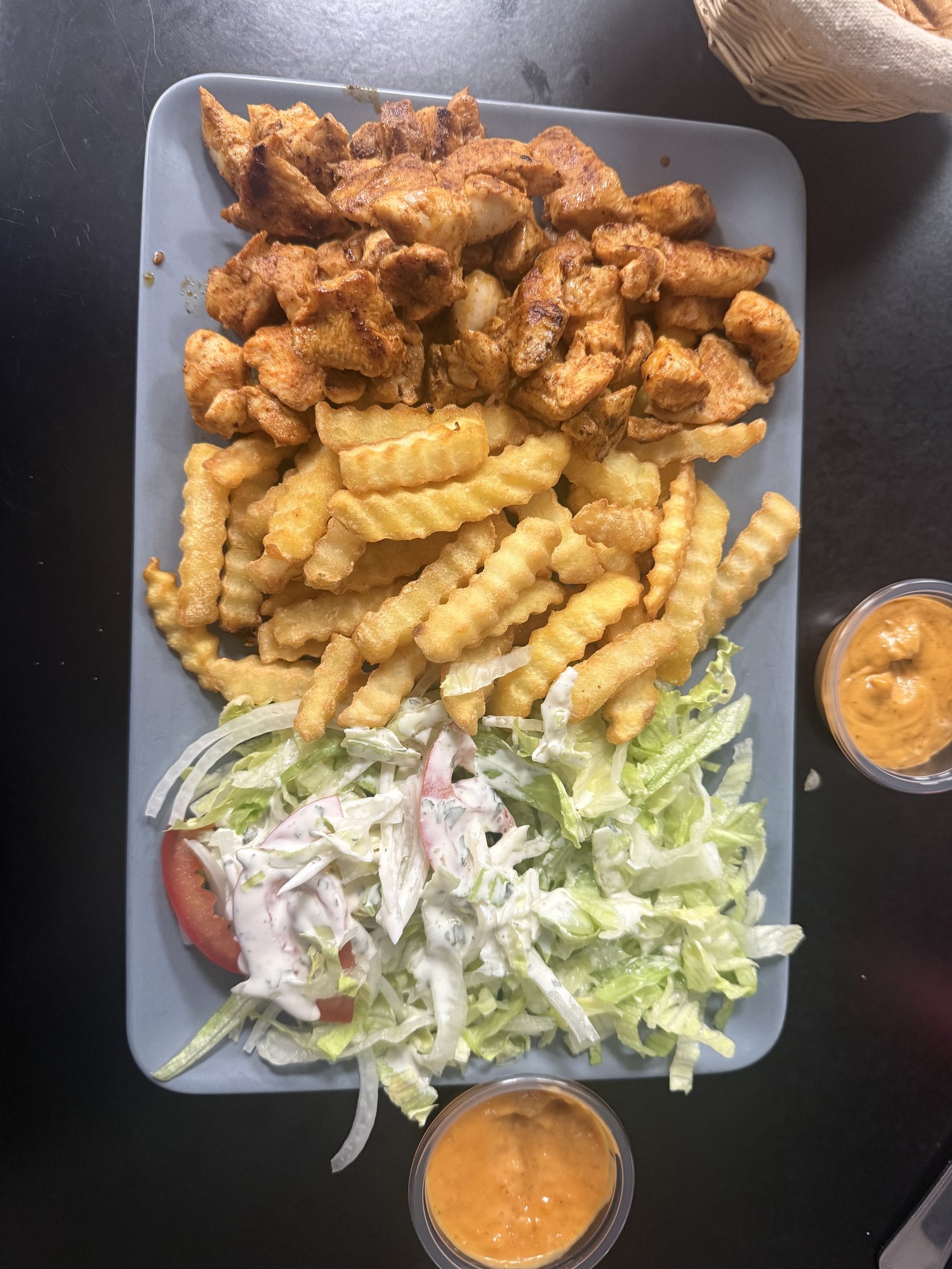Assiette tenders, frites ondulées et salade